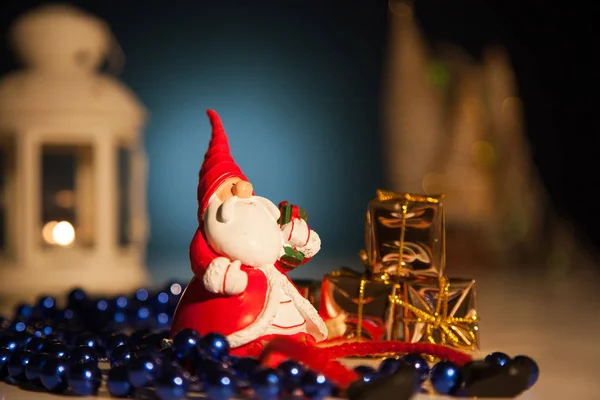 Noel Baba hediye ile arka plan ışıklar — Stok fotoğraf
