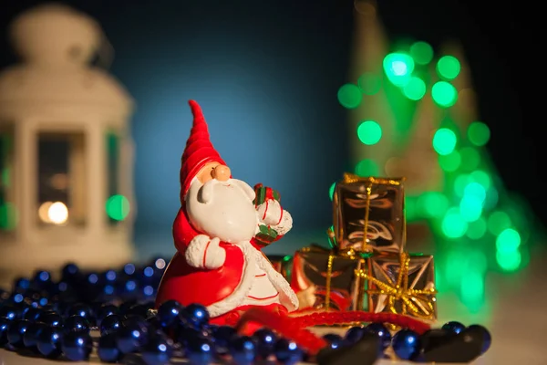 Noel Baba hediye onların Noel ile arka plan ışıklar — Stok fotoğraf