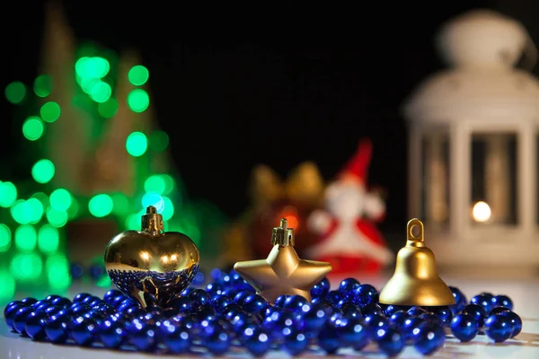 Noel hediyeleri ışıkların bir arka plan üzerine boncuk ile — Stok fotoğraf