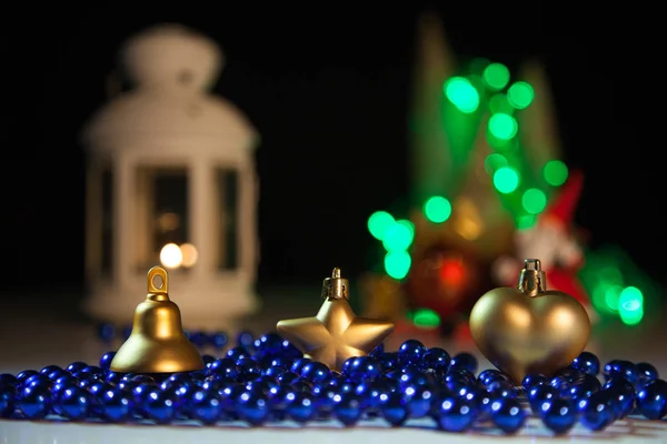 Işıkların üstündeki bir arka plan ile Noel süsleri — Stok fotoğraf