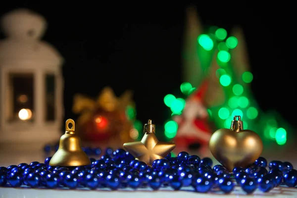 Noel hediyeleri ışıkların bir arka plan üzerine boncuk ile — Stok fotoğraf