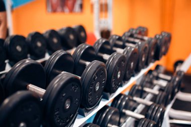Ağır dumbbells modern spor kulübü
