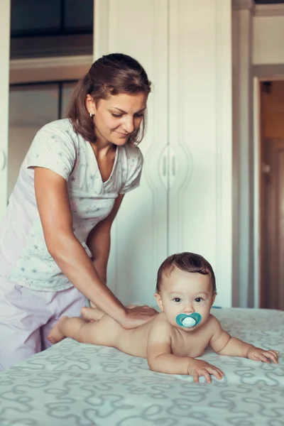 Massagista fazendo massagem um pequeno bebê . — Fotografia de Stock