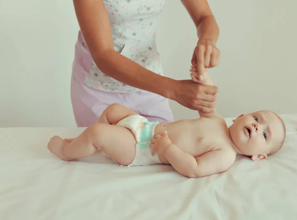 Specjalista, robi masaż małego dziecka. — Zdjęcie stockowe