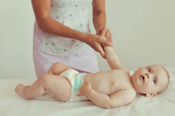 Spezialist bei der Massage eines kleinen Kindes. — Stockfoto