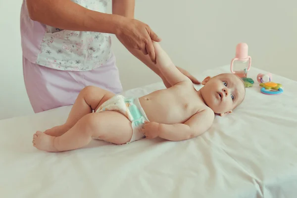 Especialista fazendo massagem uma criança pequena . — Fotografia de Stock