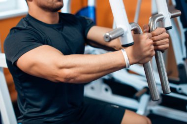 atlet spor salonunda