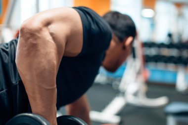 Yaparken vücut dumbbell ile arka kasları egzersiz