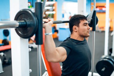 atlet spor salonunda.