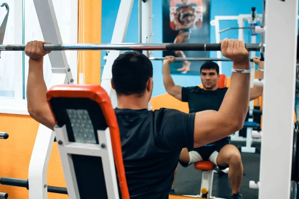 Atleta fazendo exercício para fortalecer o ombro e as costas — Fotografia de Stock