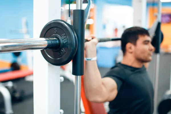 Hombres haciendo ejercicio con barra en el banco en el gimnasio —  Fotos de Stock