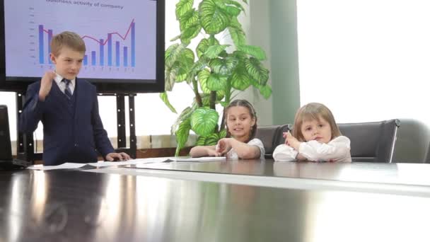 经营儿童花在办公室会议 — 图库视频影像