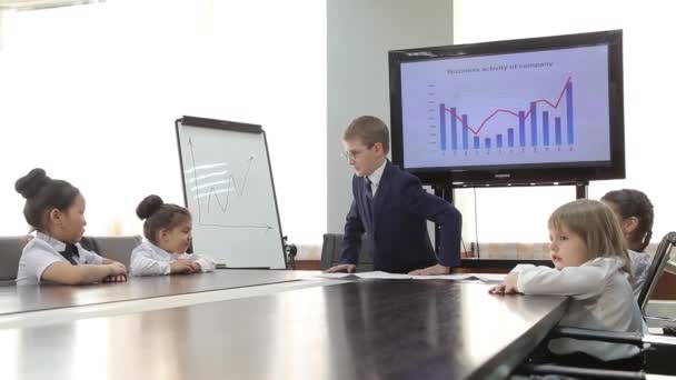 Zakelijke kinderen besteden een vergadering in het kantoor — Stockvideo