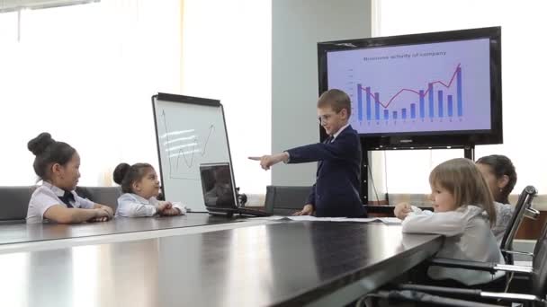 Niños de negocios pasan una reunión en la oficina — Vídeo de stock