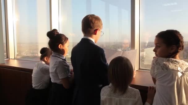 Les enfants d'affaires regardent la carte topographique près de la fenêtre — Video