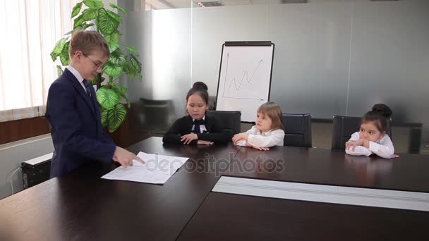 Επαγγελματίες τα παιδιά περνούν μια συνάντηση στο γραφείο — Αρχείο Βίντεο