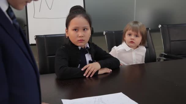 Business-Kinder verbringen Besprechung im Büro — Stockvideo