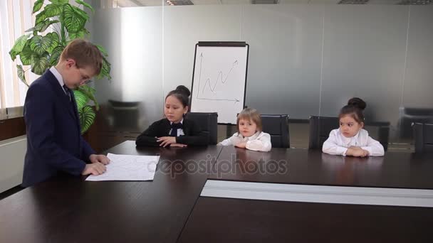 Niños de negocios pasan una reunión en la oficina — Vídeo de stock
