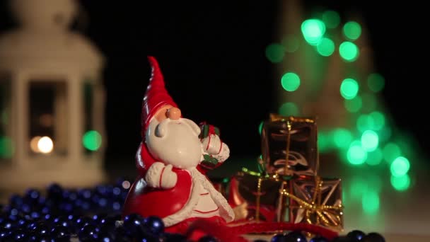 Weihnachtsmann mit Weihnachtsgeschenken. — Stockvideo