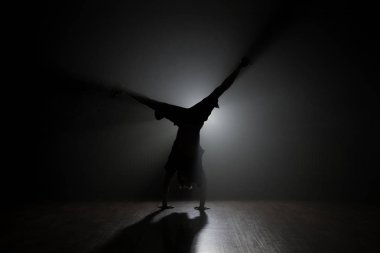 Akrobatik sanatsal dans arkadan aydınlatmalı