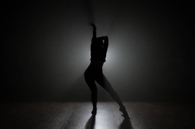 Karanlıkta poz dansçı ve duman
