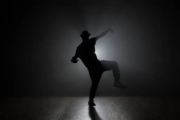 Bailarina de hip-hop posando retroiluminada . — Foto de Stock