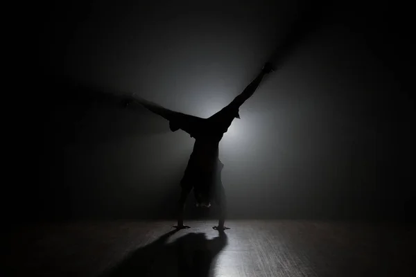 Danza artística acrobática retroiluminada — Foto de Stock