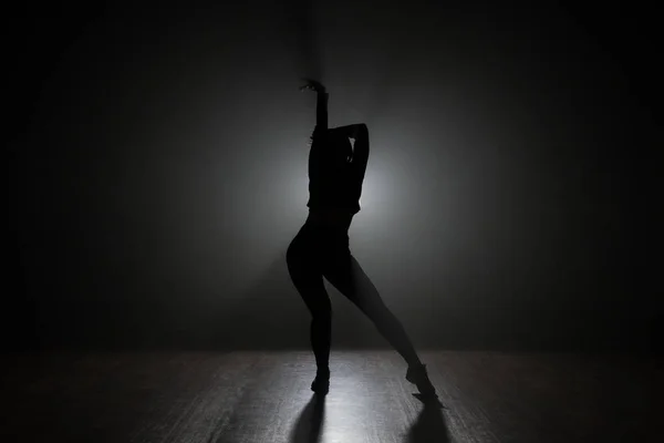 Bailarina posando en la oscuridad y el humo — Foto de Stock