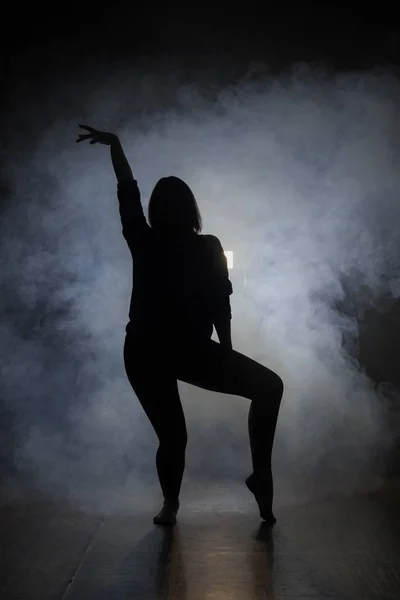Bailarina en la oscuridad y humo — Foto de Stock