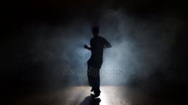 Dans eden trendy duman içinde dans dostum