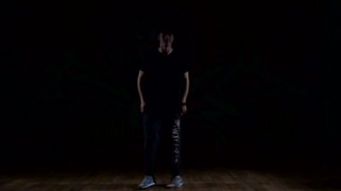 Adam arkadan aydınlatmalı dans