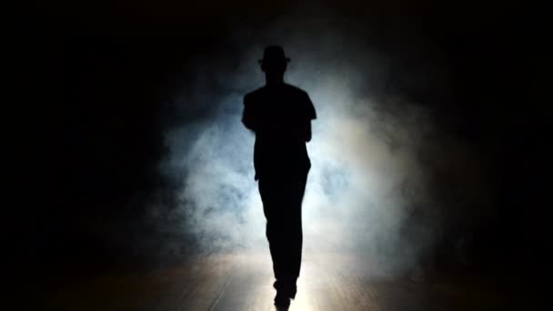 Dançarino em uma fumaça em um fundo preto — Vídeo de Stock