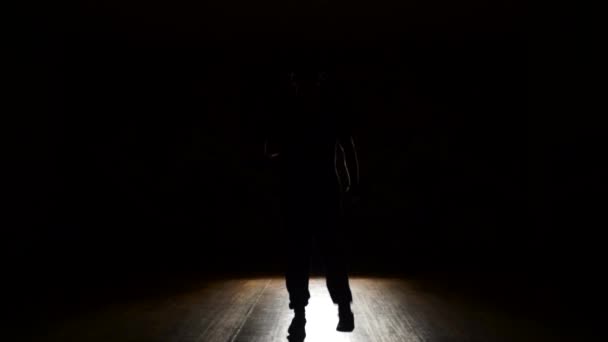 Homem dançando em backlit — Vídeo de Stock