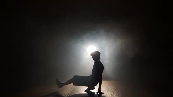 Стильний модний танець в диму . — стокове відео