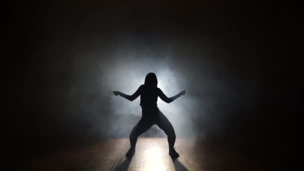 Bailarina en estudio con smooke sobre fondo oscuro — Vídeos de Stock