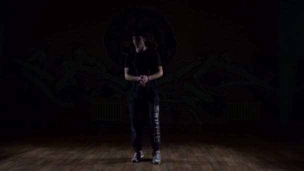 Hombre bailando en la luz oscura — Vídeo de stock