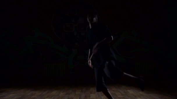 Man dancing in the dark light — Stock Video