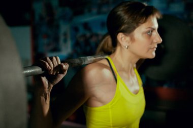 genç kadın ağırlık kaldırma egzersizleri