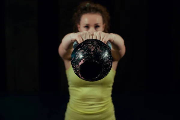 Chica haciendo ejercicio con pesas en el gimnasio . — Foto de Stock