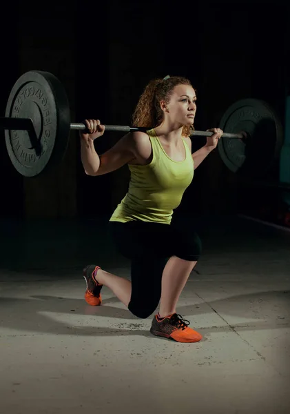 Mulher a levantar peso. Crossfit . — Fotografia de Stock