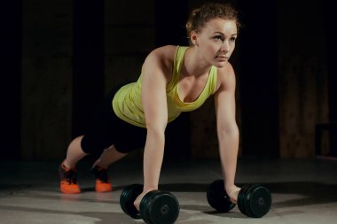 Şınav mı üzerinde halter salonunda kadın.