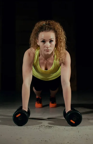 Força mulher ginásio empurrar para cima com haltere em um treino de fitness — Fotografia de Stock