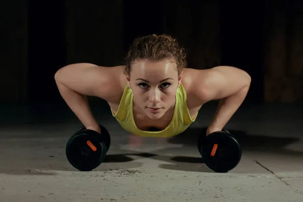 Gimnasio mujer push-up fuerza pushup ejercicio con mancuerna en un entrenamiento de fitness —  Fotos de Stock