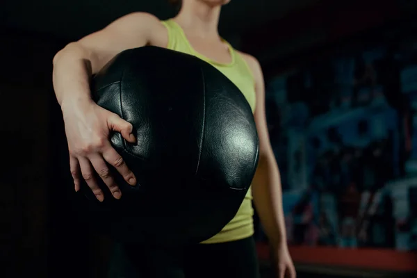 Junge Frau hält den Ball in seinen Händen. Nahaufnahme. — Stockfoto