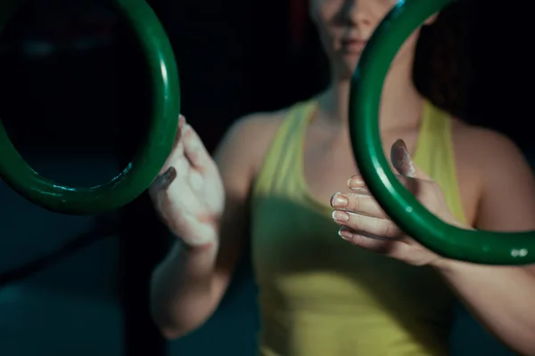 Chica se está preparando para un ejercicio en los anillos — Foto de Stock