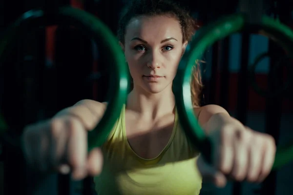 Mujer atractiva haciendo ejercicio en un gimnasio —  Fotos de Stock