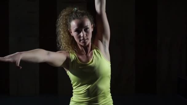 Mujer joven haciendo ejercicio con una mancuerna en el gimnasio . — Vídeo de stock