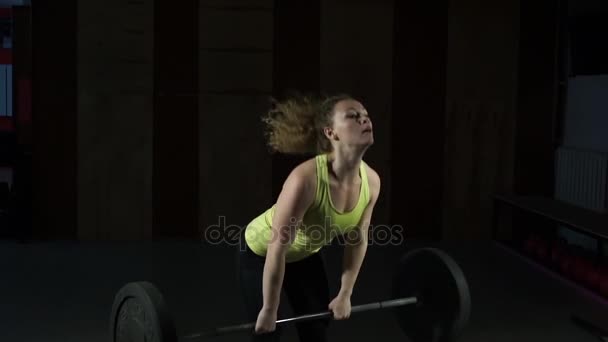 Mujer joven haciendo la toma de la barra en el pecho en el gimnasio . — Vídeo de stock