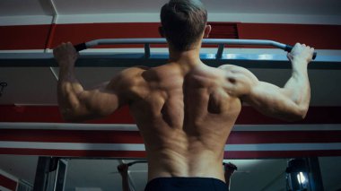 Spor salonunda pull-up yapan erkek