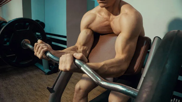 String Man no ginásio, exercício para o bíceps — Fotografia de Stock